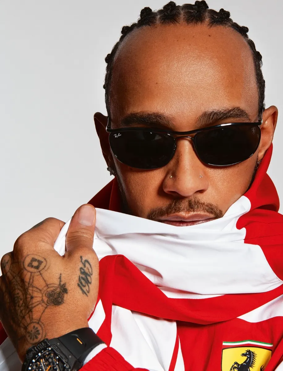Hombre con gafas de sol Ray-Ban Lewis Hamilton